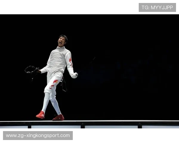 击剑冠军的荣耀瞬间：赛后与粉丝贴贴的温情时刻